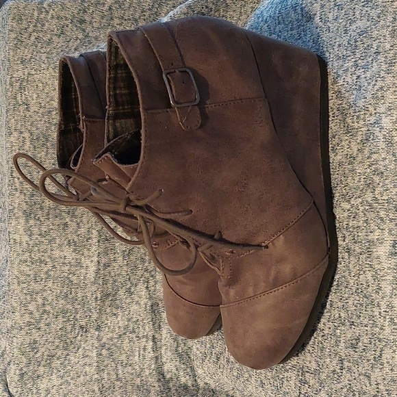 Women's Brown Lace-Up Ankle Boots - Picture 2 of 6